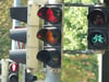 Ampeln sind gerade an größeren Kreuzungen hilfreich für die Sicherheit der Verkehrsteilnehmer. 