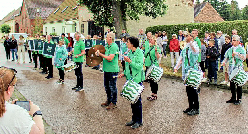 Der Lindauer Fanfarenzug spielt zum Jubiläum 800 Jahre Kerchau auf.