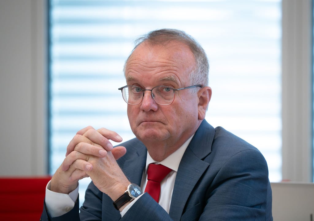 Brandenburgs Verkehrsminister Detlef Tabbert (BSW) verteidigt die geplante Streichung einzelner Fahrten auf acht Bahnlinien. (Archivbild)