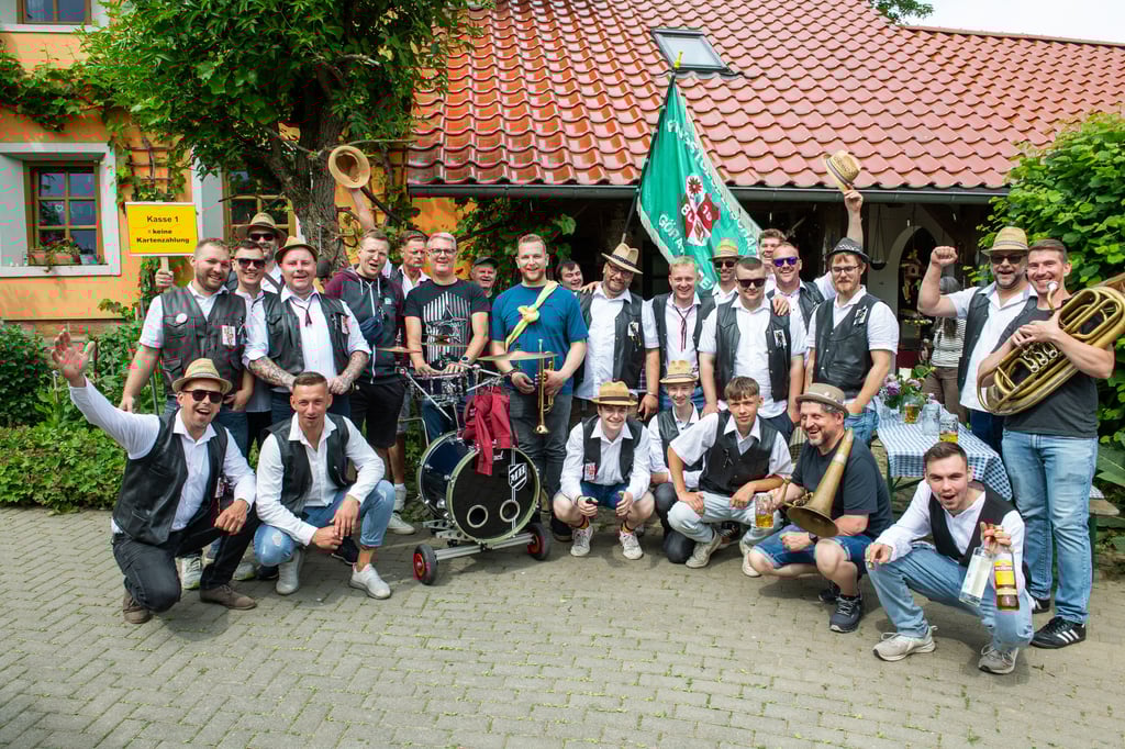 Die Pfingstgesellschaft "Göraplitzen" mit ihren rund 30 Mitgliedern besuchte am Pfingstsamstag 220 Haushalte in Görschen, Rathewitz, Scheiplitz und Droitzen. Hier bei einem Ständchen für Familie Tiedke in der Pension "Waldhof".
