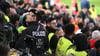 Der Vorfall in der Verlängerung sorgte für ein Großaufgebot an Sicherheitskräften und medizinischem Personal auf der Tribüne.