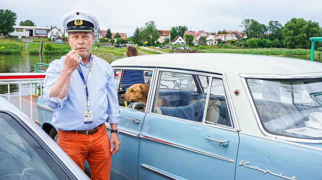 Harald E.P. Kremer und sein 62 Jahre alter Opel Kapitän . Als solcher fühlte er sich auf der Rogätzer Elbfähre.
