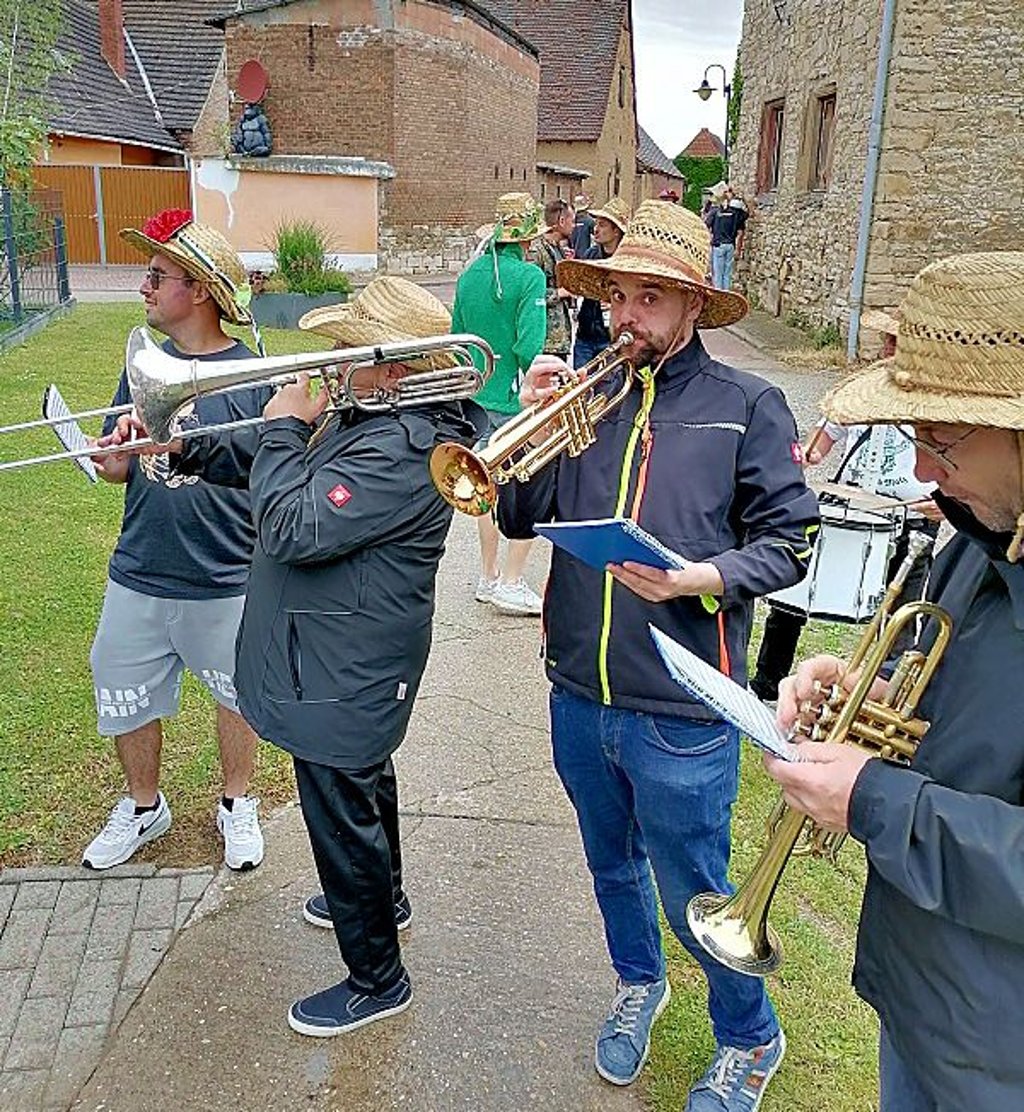 Eine Marathon-„Mugge“ spielten die Arneburger Blasmusikanten in Gleina.