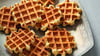 Mit den Resten von Sauerteig lassen sich wunderbare Waffeln zaubern. Ein Rezept hierfür liefert Sonja Bauer in ihrem Buch „Sauerteig kann alles“.