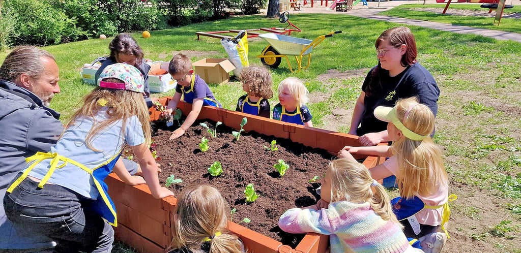Hochbeetübergabe in der Kita in Biere. 