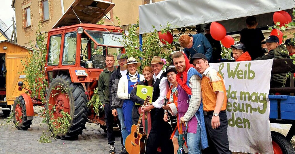 Mit einem Wagenumzug unter dem Motto „Wo Trunk und Weib verbunden, da mag das Herz gesunden“ war der Pfingstverein in Altenroda sonntags auf Tour.