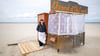Die Künstlerin Constanze Klar hat im Rahmen eines Kunstprojekts eine temporäre Bar „am Ende der Welt“ am Strand von Spiekeroog aufgebaut.