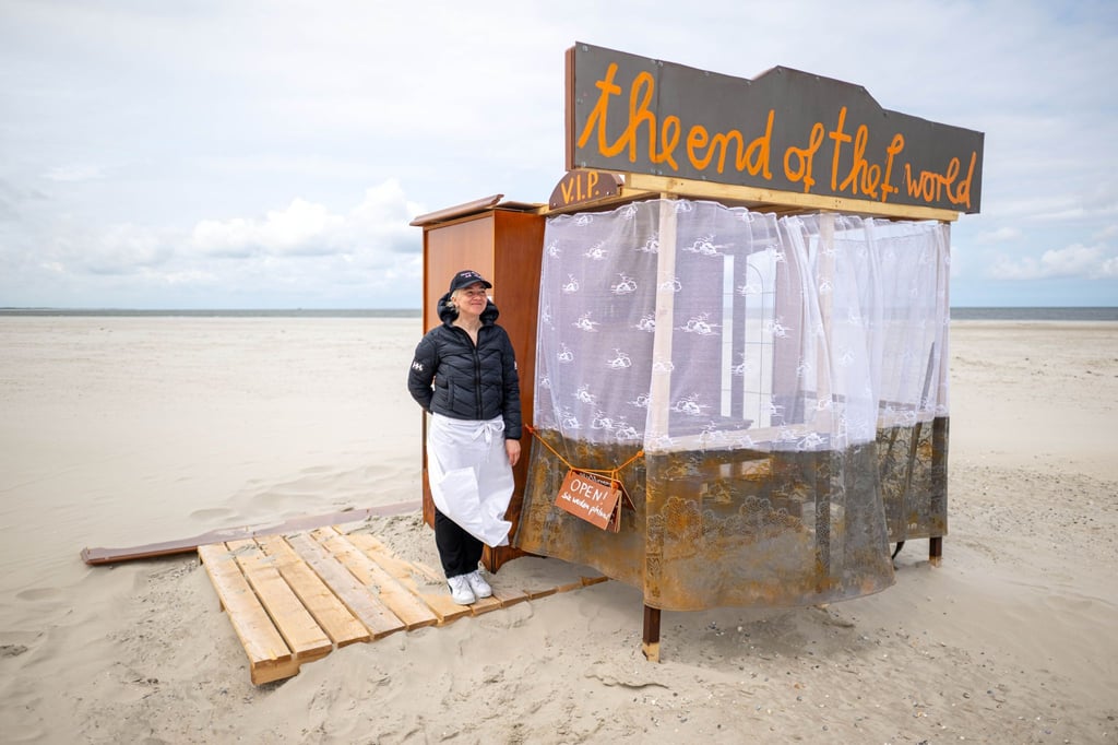 Die Künstlerin Constanze Klar hat im Rahmen eines Kunstprojekts eine temporäre Bar „am Ende der Welt“ am Strand von Spiekeroog aufgebaut.