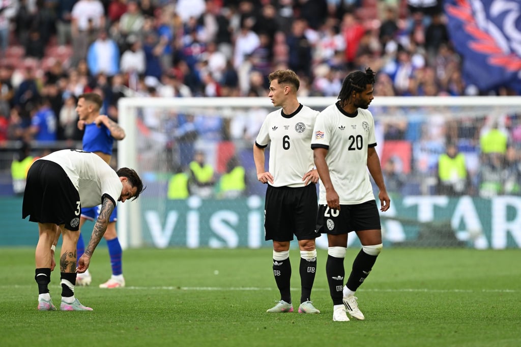 Joshua Kimmich (M) sollte nach Meinung von Lothar Matthäus im Mittelfeld spielen.