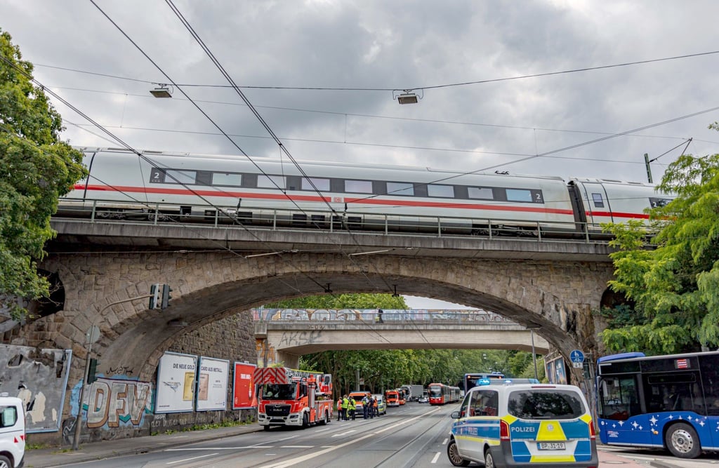 Viel Geduld mussten Fahrgäste eines liegengebliebenen ICEs haben, der am Montag in Köln strandete: Die letzten Fahrgäste konnten den Zug erst nach fünf Stunden und 20 Minuten verlassen.