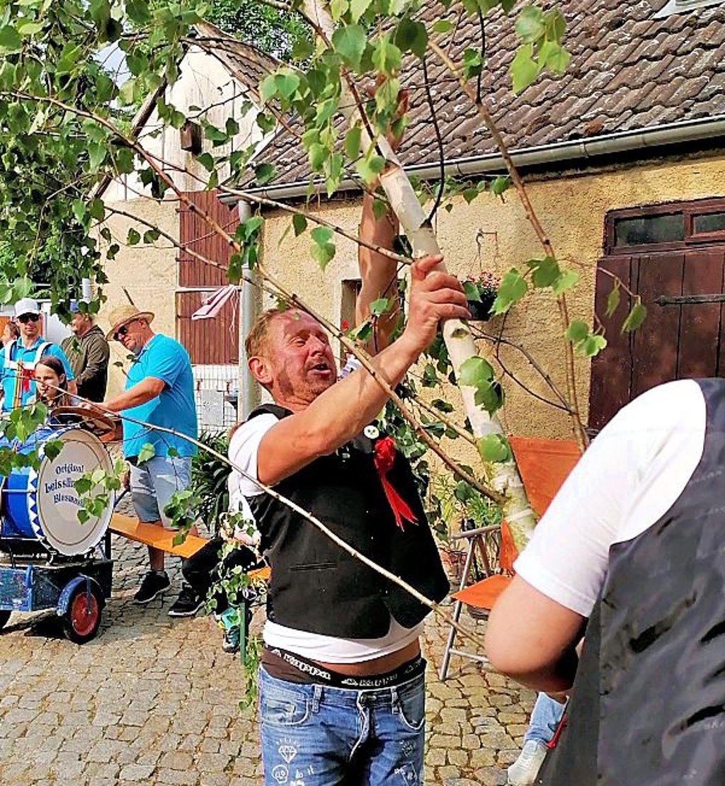 Auch auf Elvira Hüttigs Grundstück in Löbitz wurde eine Pfingstmaie gestellt.