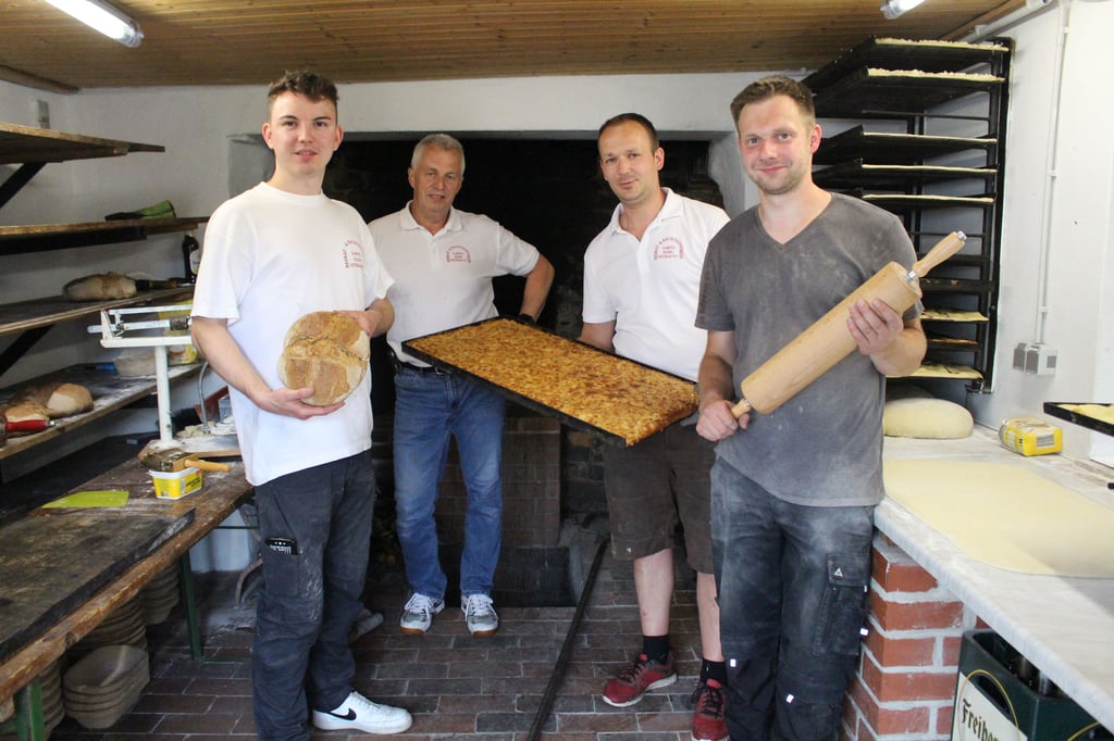 Vincent Maschke, Fabian Ebel und Torsten Reich am Garitzer Dorfbackofen.
