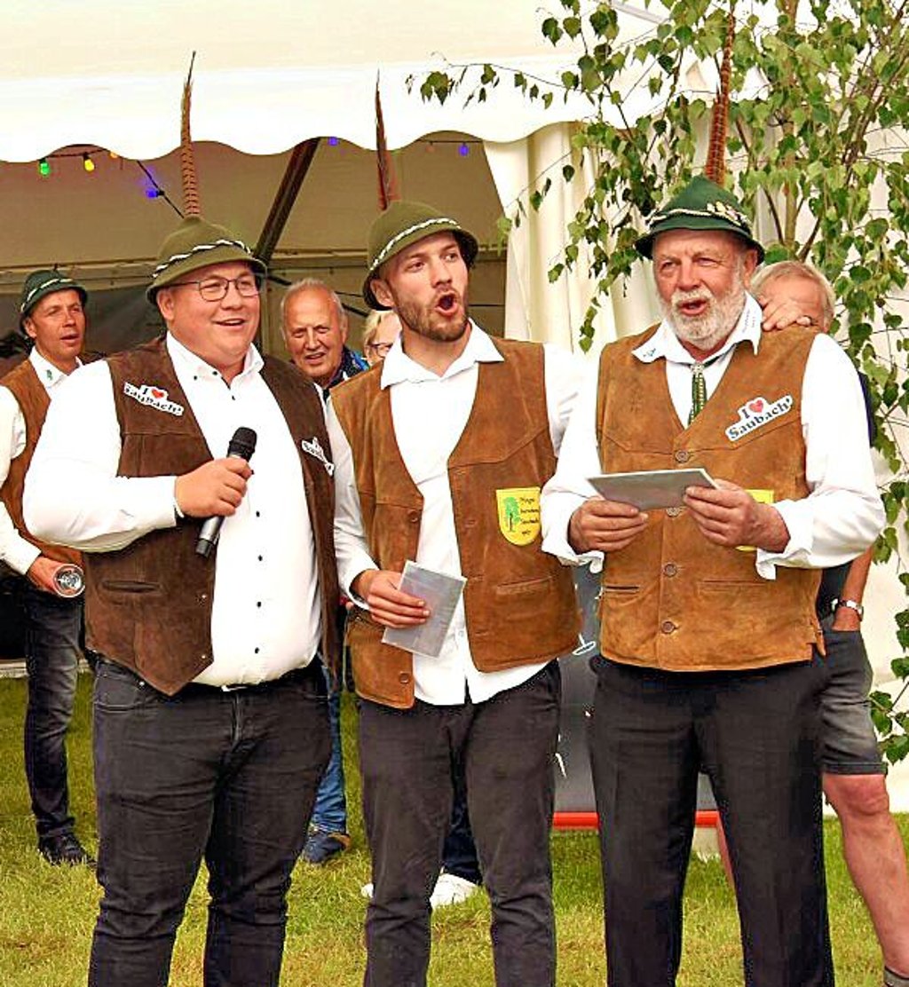 Saubach: Robin Klein (v.l.) und Michael Schubert ehren Herbert Kuhnt.