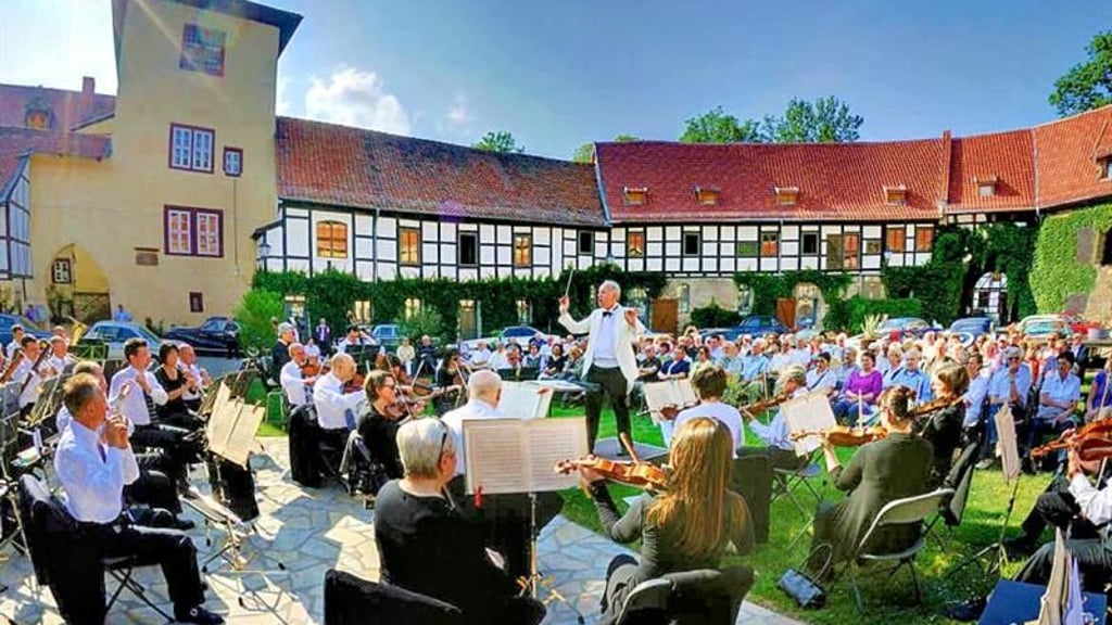 Mit ihrer "Sommerklassik" - hier ein Foto aus Vorjahren - sind die Harzer Sinfoniker den Sommer über auf Tour und an verschiedenen Spielstätten zu Gast.