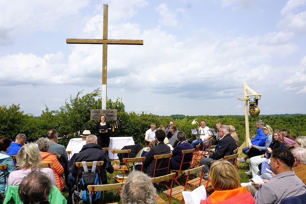 Eine schöne Tradition seit 14 Jahren: Zu Pfingsten wird auf dem Hirschhügel am Wallendorfer See ein ökumenischer Radler- und Wanderer-Gottesdienst gefeiert.