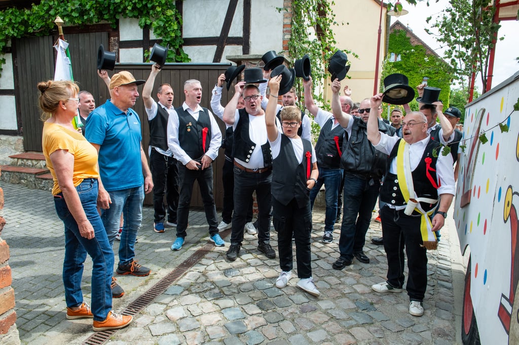 Die Pfingstgesellschaft Janisroda-Heiligenkreuz hebt hier ihre Zylinder für Familie Kneist.