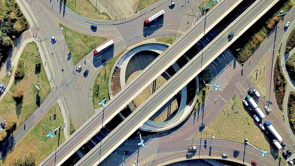 Dieses Bild ist bald Vergangenheit. Nach 60 Jahren sollen die Brücken über das Rondell auf dem Riebeckplatz in Halle abgerissen werden.