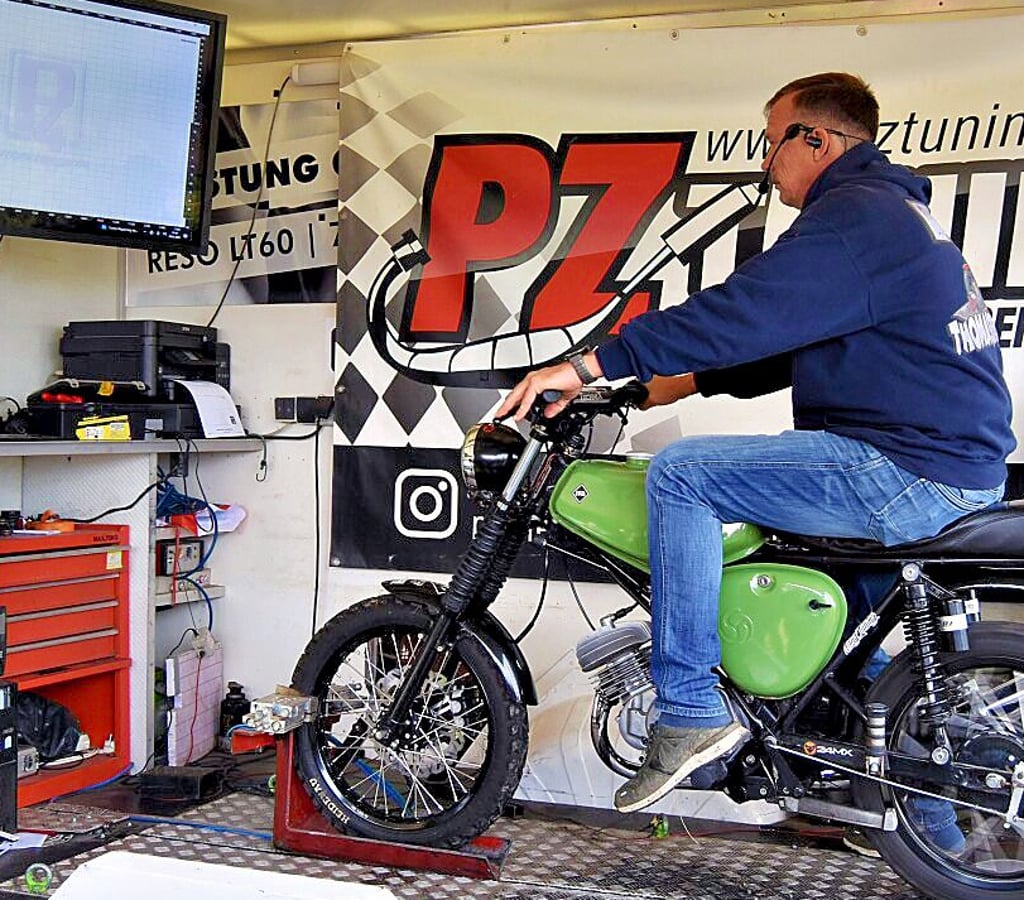 Per Computertechnik wurden in Bucha auf dem Prüfstand von Thomas Plessner die Simsons gecheckt.