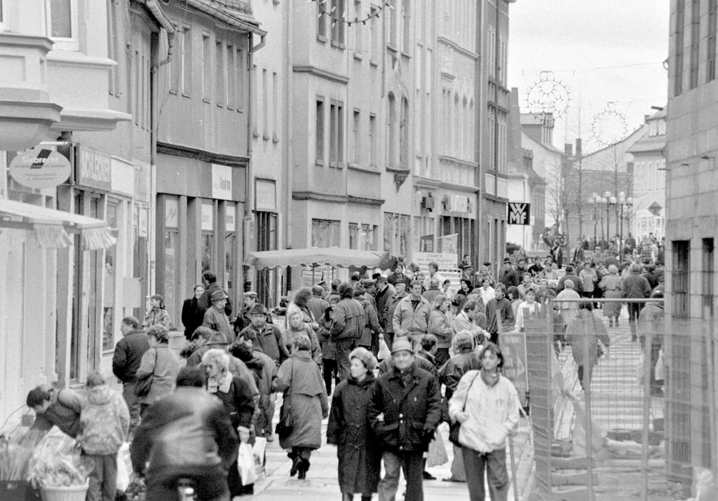 Die Wendische Straße war als stark frequentierte Hauptgeschäftsstraße von Zeitz auch noch im Jahr 1994 bekannt.