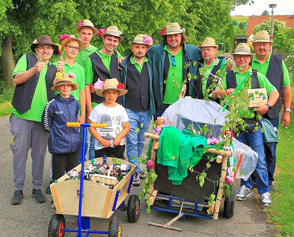Zur schönen Tradition in Reinsdorf gehört das musikalische „Reihegehen“ des Pfingstvereins mit Bollerwagen.