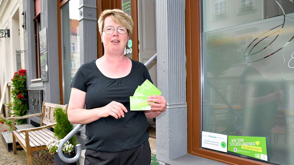 Die ersten Hefte für die Aktion Stickerfieber des ART Altmark hat Kerstin Maslow in ihrem Bilderbuchcafé in Havelberg schon verteilt.