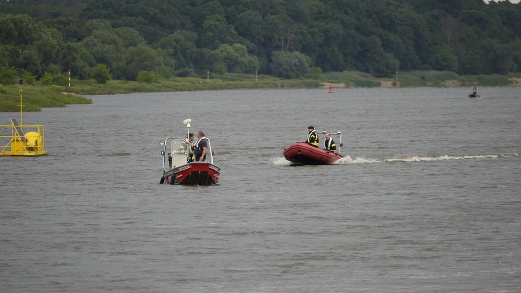 Mit Booten wurde am Donnerstagabend die Elbe bei Brambach abgesucht.