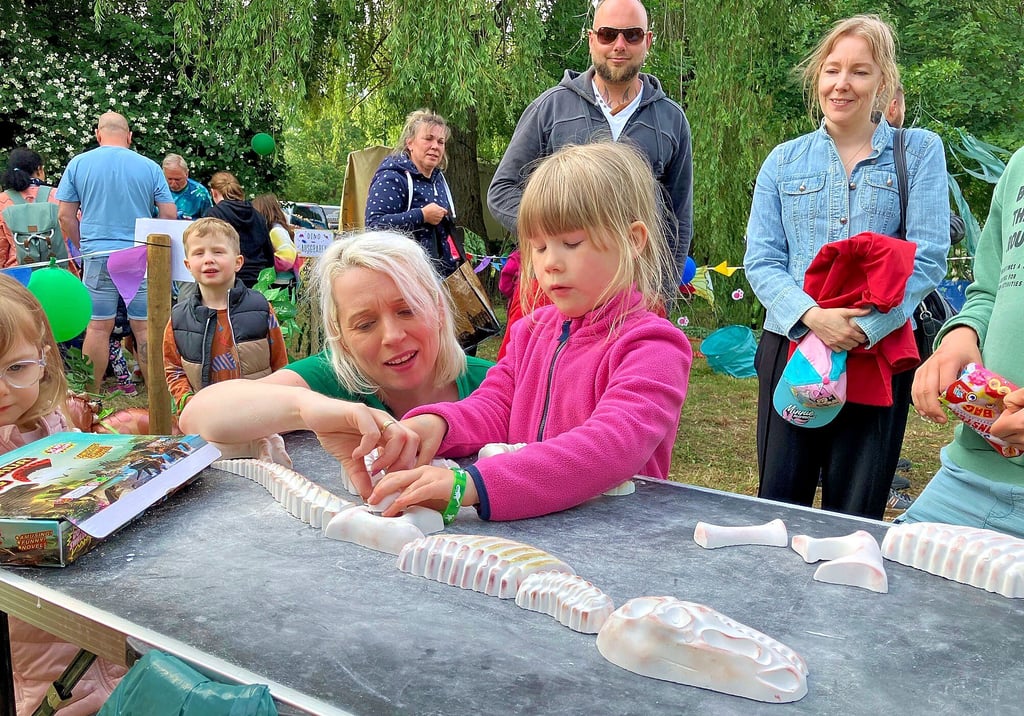 Sandra Müller (links) hilft Miriam (5) beim Zusammensetzen des Dino-Skeletts.