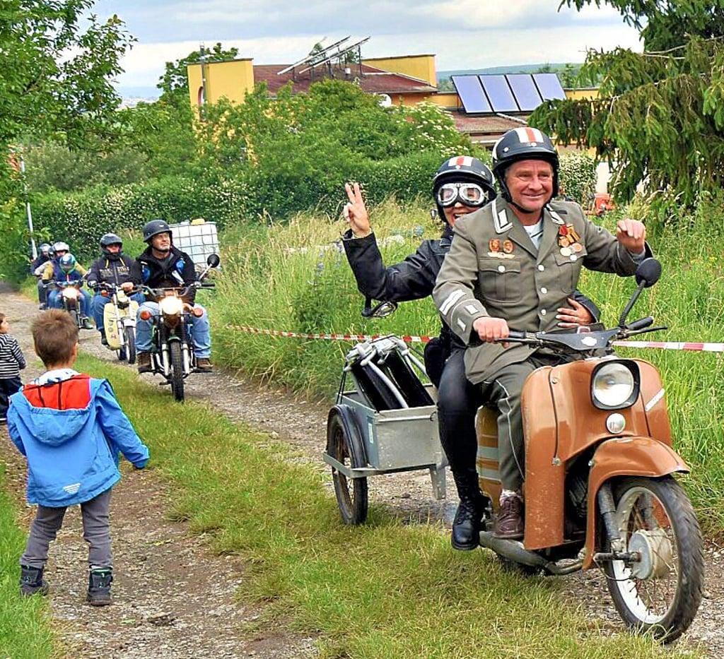 Bucha: In alter Polizei-Uniform auf seiner Oldtimer-Schwalbe rollte Sylvio Rabenhold zum Simson-Treff.