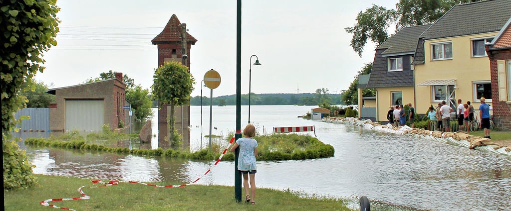 Bittkau im Juni 2013: Poststraße, Deichstraße und Elbstraße stehen unter Wasser, die Anwohner kämpfen mit Sandsäcken darum, ihre Häuser zu schützen.