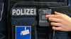 Polizistinnen und Polizisten im Norden Sachsen-Anhalts können seit rund einem halben Jahr mit sogenannten Bodycams bei Einsätzen filmen. (Archivbild)