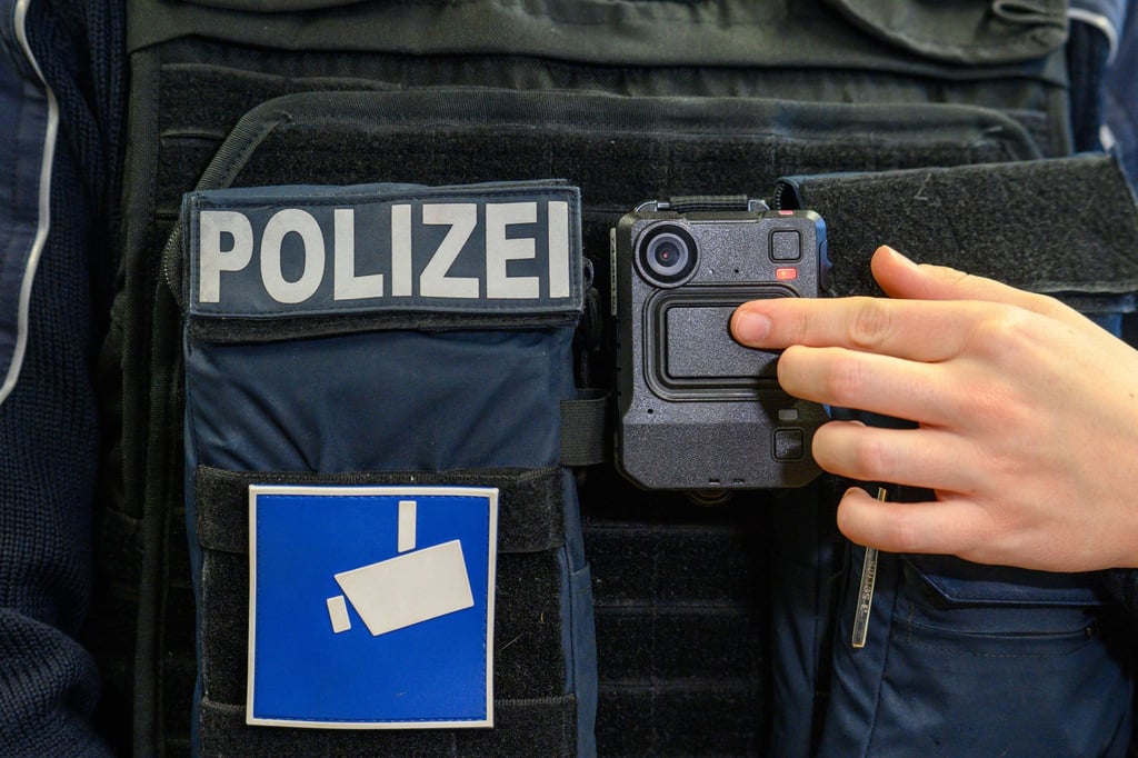 Polizistinnen und Polizisten im Norden Sachsen-Anhalts können seit rund einem halben Jahr mit sogenannten Bodycams bei Einsätzen filmen. (Archivbild)