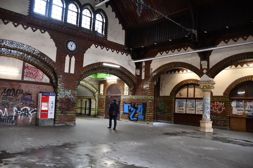 Bahnhof Magdeburg Neustadt: Schöne Architektur, aber heruntergekommen. Nun fließen Fördergelder. Sachsen-Anhalt will 2025 und 2026 die Modernisierung von insgesamt 23 Bahnhöfen unterstützen.