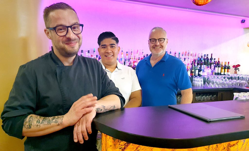 Nico Laps (von links), Frank Beckemeyer und Armin Beckemeyer am Tresen der Bar des Kulturaus-Restaurants „Kulti“ in Salzwedel.
