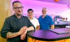 Nico Laps (von links), Frank Beckemeyer und Armin Beckemeyer am Tresen der Bar des Kulturaus-Restaurants. 