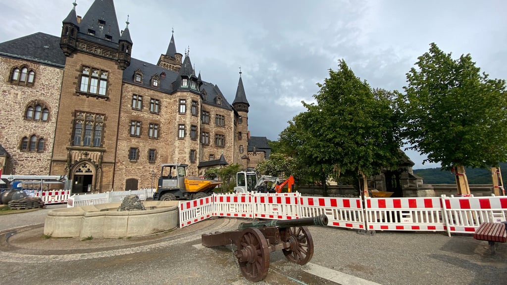 Besucher aufgepasst: Die Terrasse vor dem Wernigeröder Schloss wird derzeit saniert.