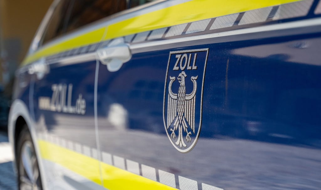 Zöllner finden über 124.000 Euro im Kofferraum eines Autos. (Symbolbild)