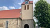 Die neue Uhr krönt die sanierte Dorfkiche in Markröhlitz.