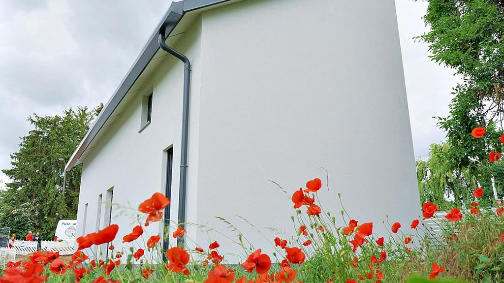 Hochmodern ist dieses 77-Quadratmeter Minihaus im Lindhorster Weg, Richtung Gänsebreite. Es verfügt über eine Wärmepumpe, Fußbodenheizung und steht ab Herbst zur Vermietung.