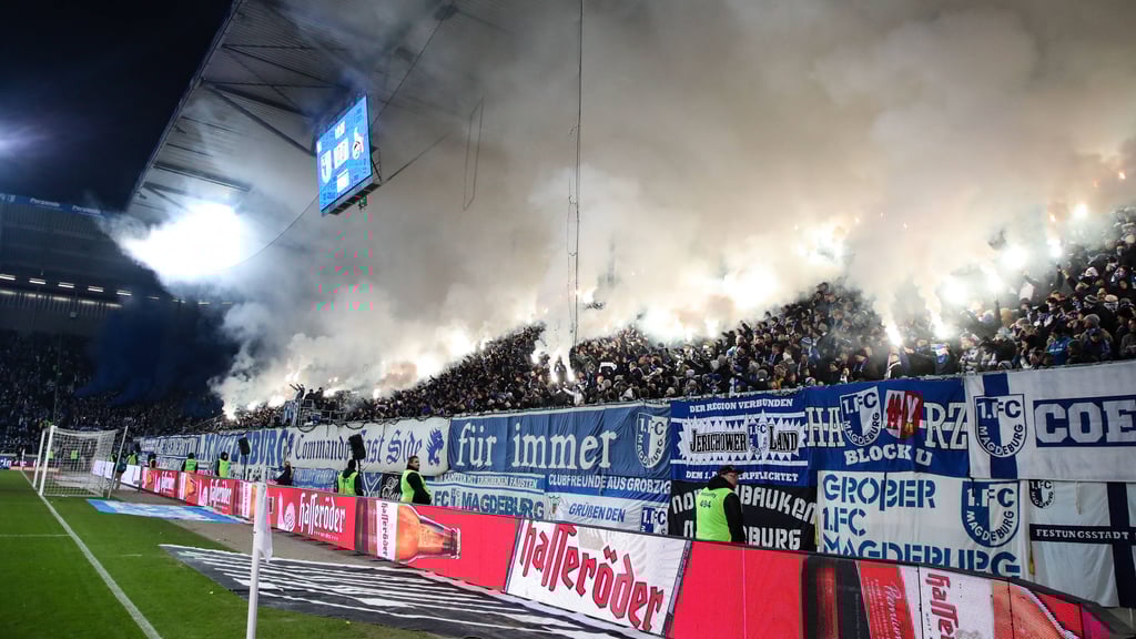 Die Fans des 1. FC Magdeburg hatten beim Heimspiel gegen den 1. FC Köln massiv im Block gezündelt.