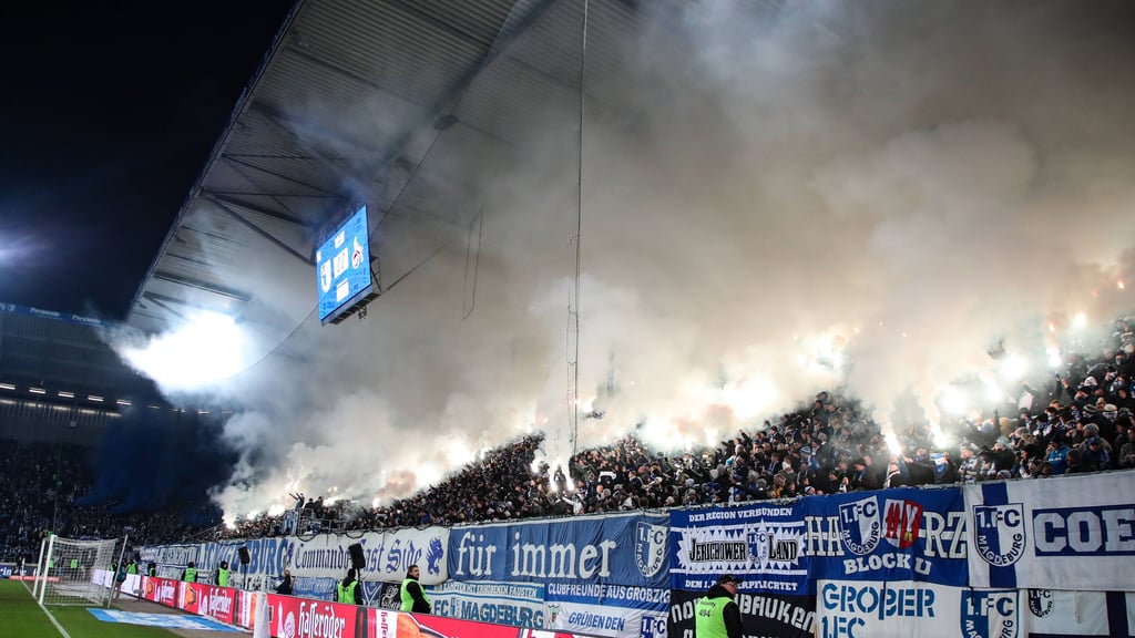 Die Fans des 1. FC Magdeburg hatten beim Heimspiel gegen den 1. FC Köln massiv im Block gezündelt.