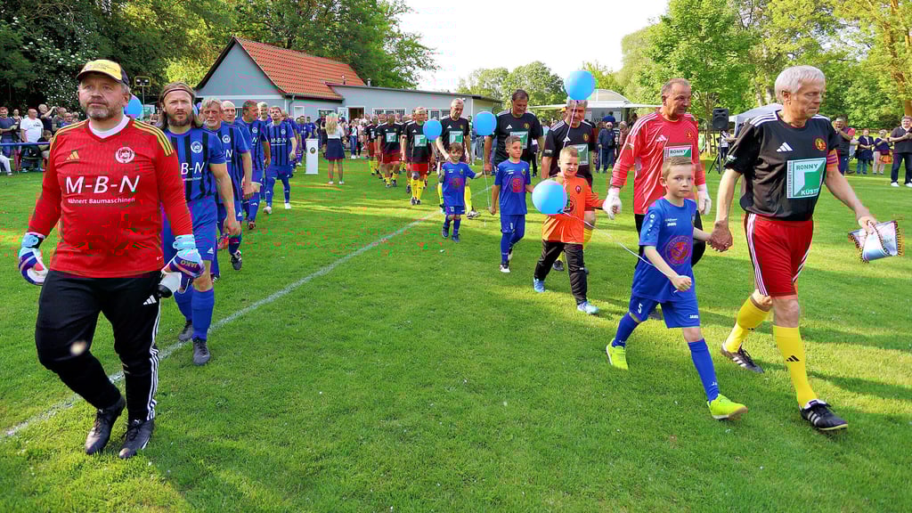 Traktor Westdorf beging 75-jähriges Bestehen: Die Altherren-Mannschaft traf auf ein Ostfußball-Traditionsteam.