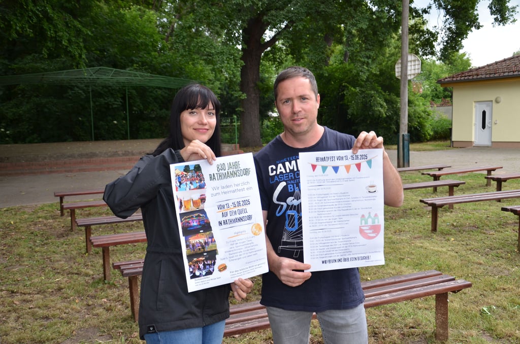 Anica Hess hat sich ganz stark für das Heimatfest in Rathmannsdorf engagiert, unter anderem das neue Plakat entworfen, das sie und ihr Marcel Poser hier auf dem frisch gemähten Festplatz vor der Bühne präsentieren. Worauf sie sich am meisten freuen? „Auf die Party!“