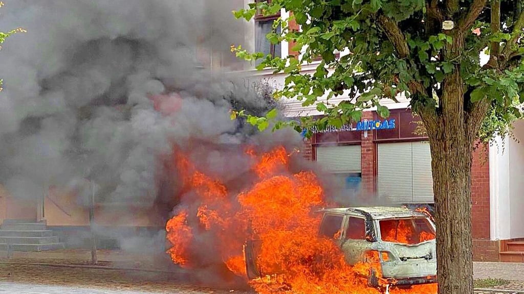 Lichterloh brennt am Montagmittag ein Auto mitten in Jessen. Feuerwehr-Einsatzkräfte aus Jessen und Schweinitz löschen.