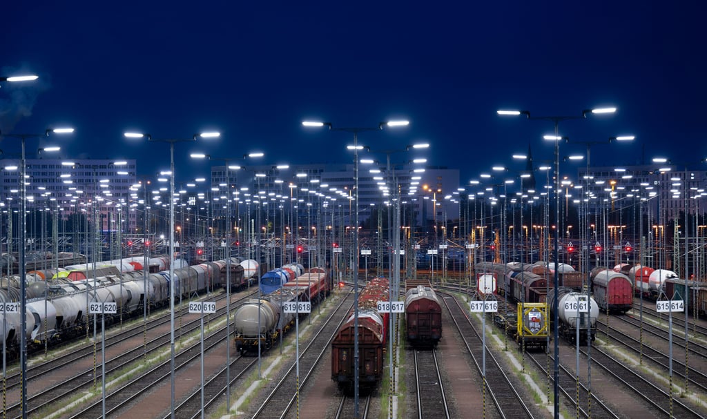 Teil des Bahnknotens Halle: Derin der Nacht imposant erleuchtete, neue Güterbahnhof.