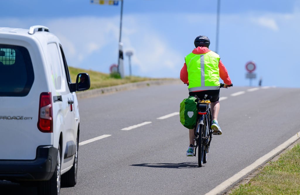 Sicherheit auf der Straße: Autofahrer müssen beim Überholen von Radfahrern die vorgeschriebenen Mindestabstände einhalten.