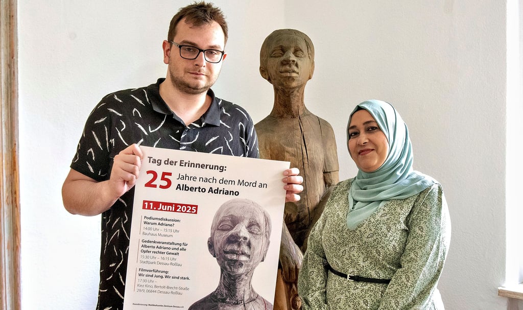 Jean-Luc Ahlgrimm und Sirine Said (v.l.n.r.) bereiten gemeinsam die Gedenkveranstaltung anlässlich des 25. Todestages von Alberto Adriano vor.