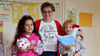 Die Rentnerin Gerlinde Nathan (Mitte) arbeitet ehrenamtlich in Kamern an der Schule im Bereich Textiles Gestalten. Die beiden Kinder haben bei ihr das Nähen von Stofftieren gelernt.