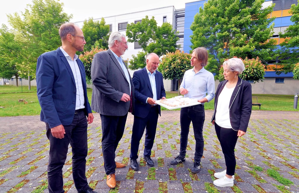 Architekt Thomas Gräning (2. v. r.) zeigt Robert Petrak, Mike Eberle, Jörg Bagdahn und Christina Buchheim ein Modell des Forschungszentrums.