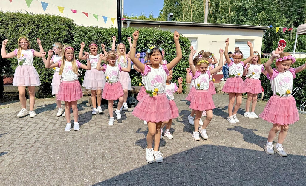 Die Tänzerinnen und Tänzer der Dance Factory Egeln nutzen die Räumlichkeiten des Kinder- und Jugenfreizeitzentrums Egeln seit Jahren für ihre Proben. Eine kleine Kostprobe ihres Könnens gaben sie den Gästen bei der 70-Jahr-Feier.