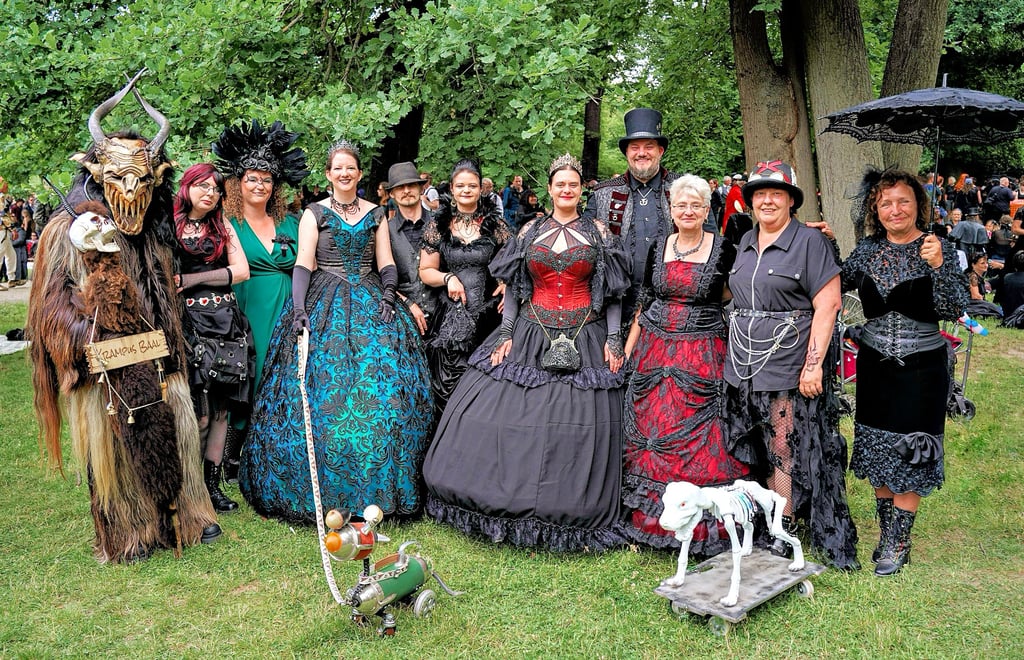 Die beiden „Hunde“ Oh-Mega und Rambo durften beim Gruppenbild der Köthener natürlich nicht fehlen.